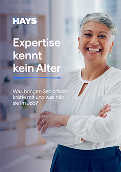 Expertise kennt kein Alter: Was bringen Seniorfachkräfte mit und was hält sie im Job? Grauhaarige Frau lacht in die Kamera