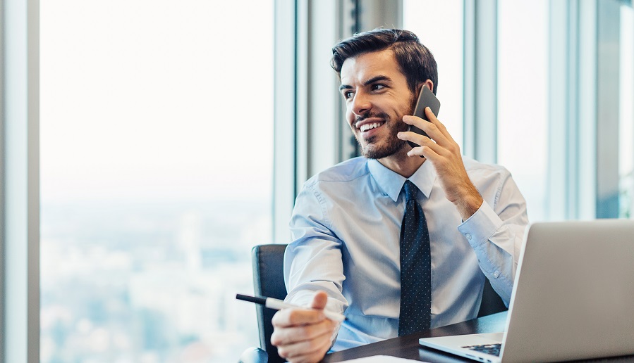 Recruiter am telefonieren