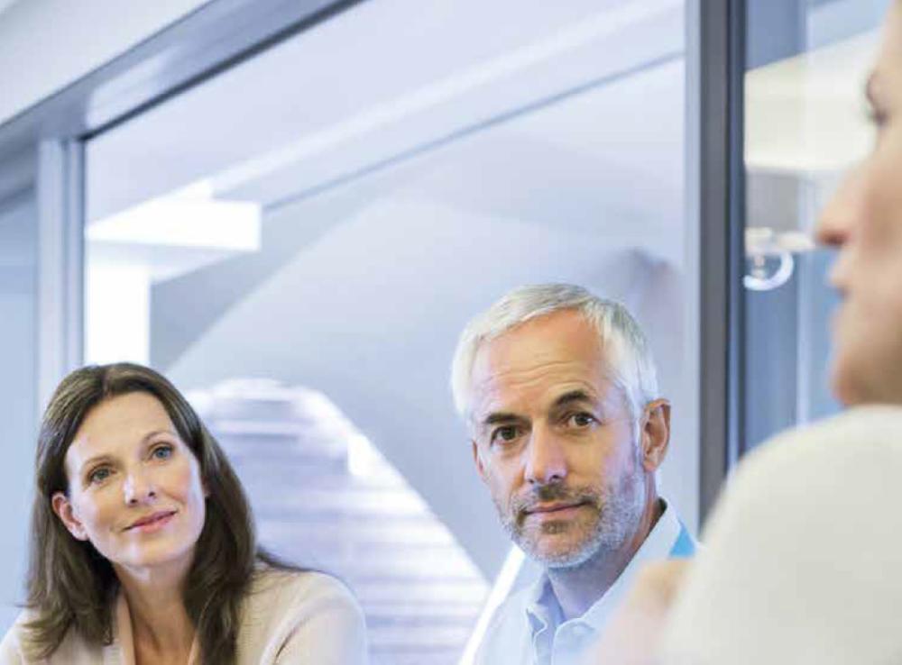 Drei Mitarbeitende in einem Meeting