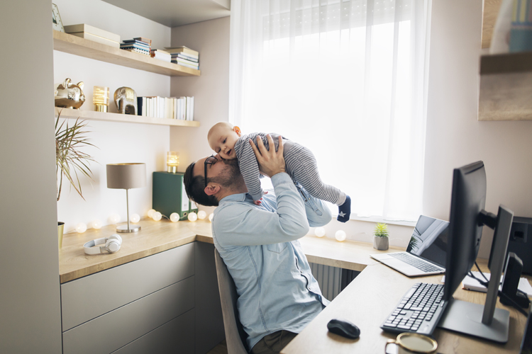 Elternzeit Bewerbung - Familie am Tisch
