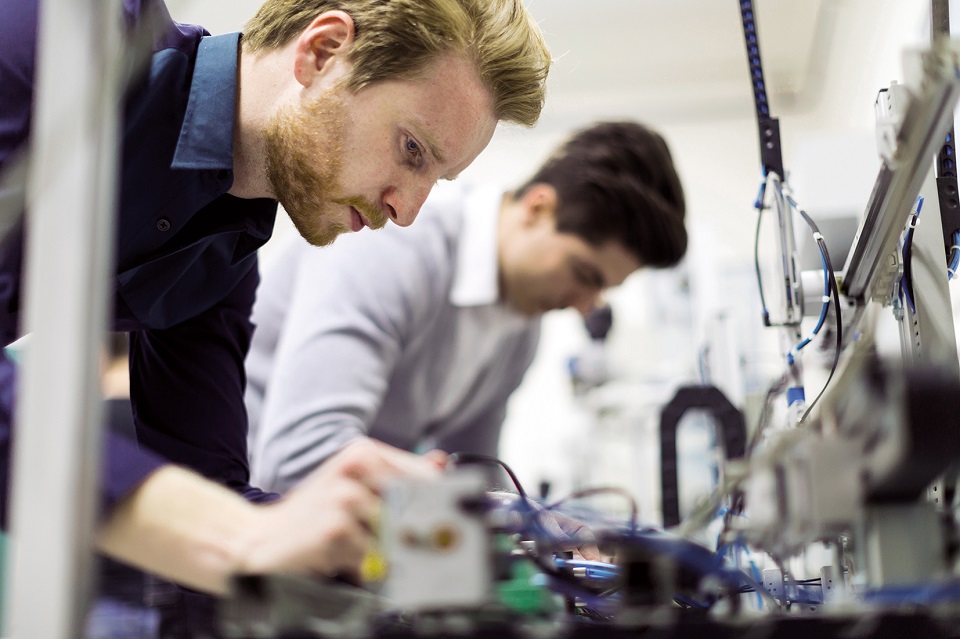 Junge Mitarbeitende sind in ihre Arbeit vertieft