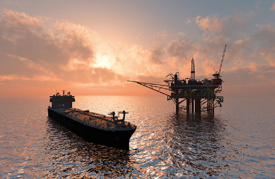 Schiff ankert vor einer Ölplattform