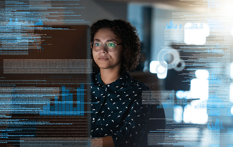 Frau testet Software an Computer.