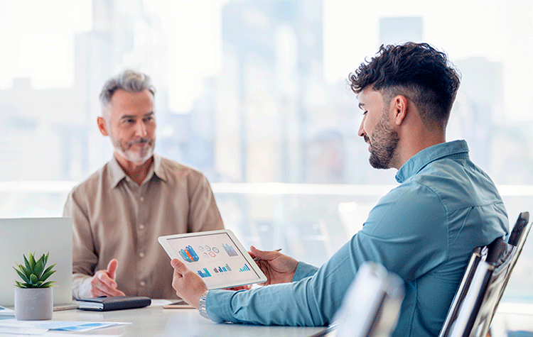 Mann analysiert ein Unternhemen