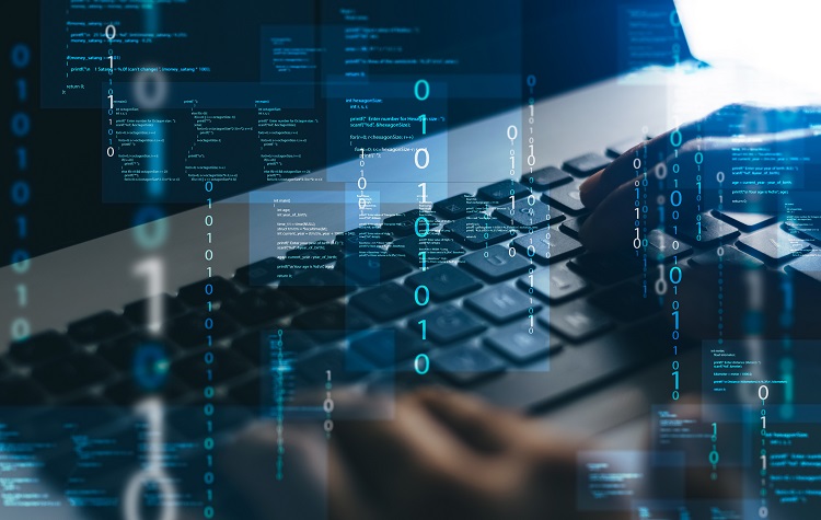 Penetrationtest: Eine umfassende Einführung Hand schreibt auf einer Laptoptastatur hinter Zahlen im Overlay