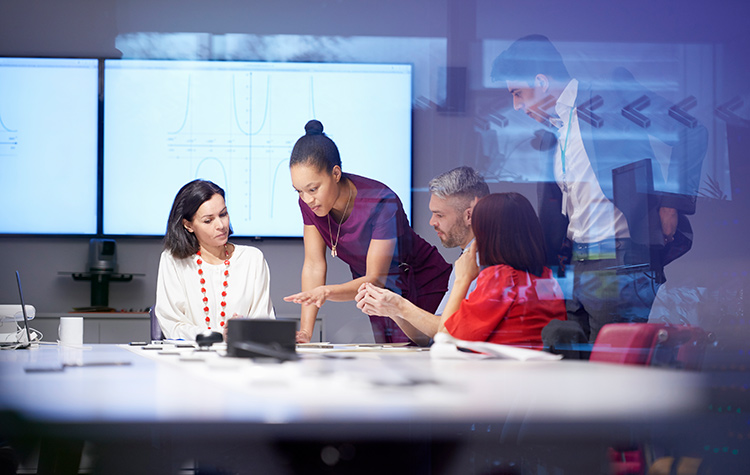 Team bespricht ein Projekt