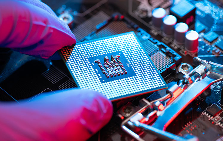 Hand mit Gummihandschuh hält CPU mit Halbleiter