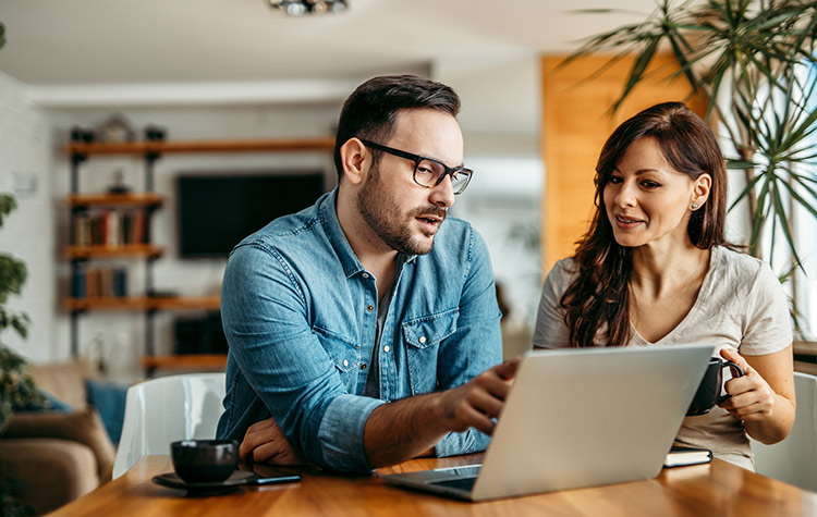 Wertvolle Recruiting Tipps Mitarbeiter spricht mit neuer Kandidatin
