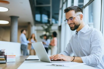 mann-arbeitet-an-laptop-im-büro