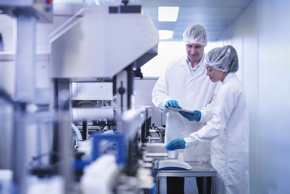Labormitarbeiter bei ihrer Arbeit
