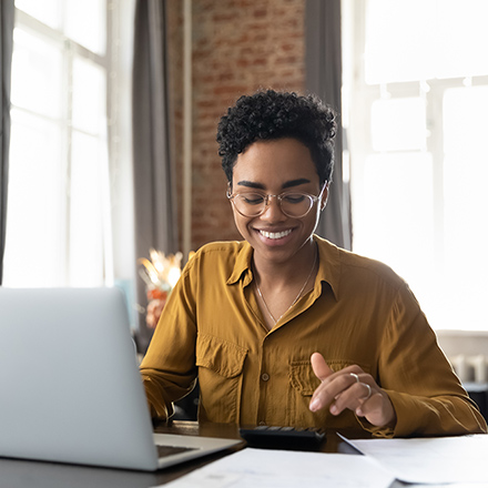 Business Frau nimmt an einem virtuellen Meeting teil