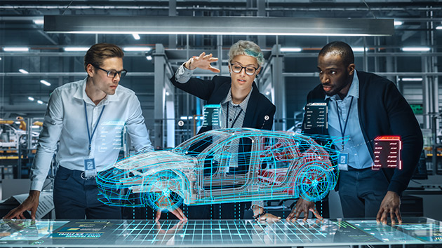 3 Mitarbeitende arbeiten an einem digitalen Entwurf eines Autos an einem Augmented Reality Tisch