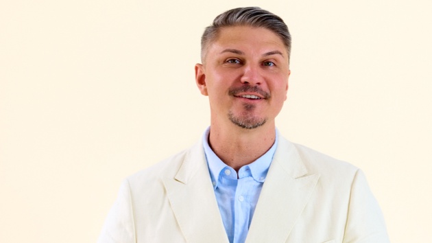 Pavlo Stroblja steht vor einem weißen Hintergrund