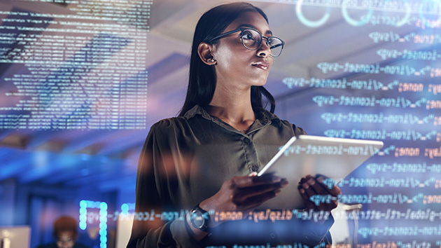 IT Angestellte arbeitet am Tablet