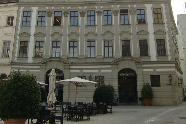 Hays-Niederlassung in Augsburg: Sandsteinfarbener Altbau mit Außenterrasse