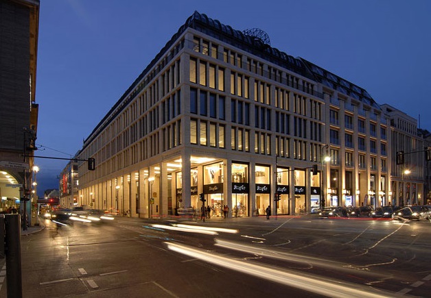 Außenfassade der Hays-Niederlassung in Berlin bei Nacht