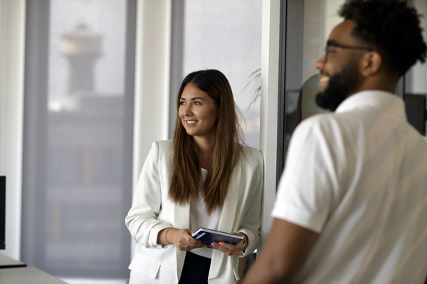 Kollegin und Kollege lachen miteinander