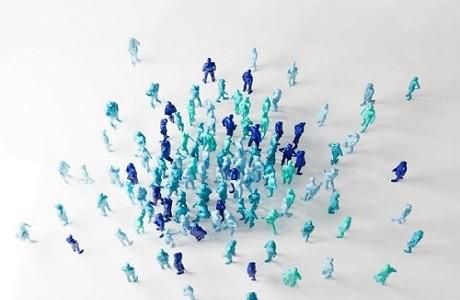 Digitale Menschen auf grauem Untergrund aus der Vogelperspektive