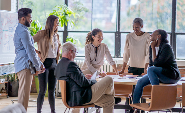 Arbeitskollegen sprechen über Agilität