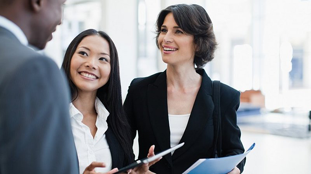drei Personen unterhalten sich zum thema personalmarketing