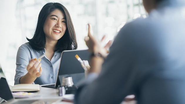 drei Personen unterhalten sich zum thema personalmarketing