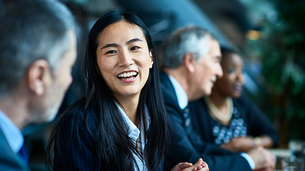 Frau unterhält sich über neue Trends in der Arbeitswelt