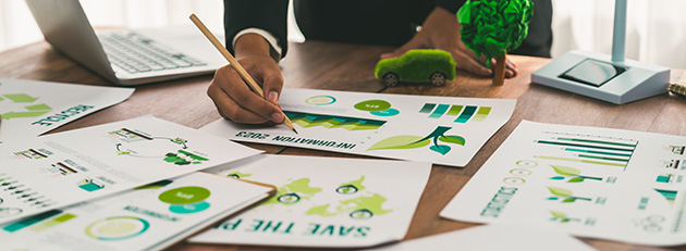 Person arbeitet an Green Business Themen