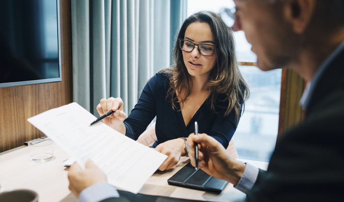 Zwei Personen sitzen zusammen am Arbeitsplatz